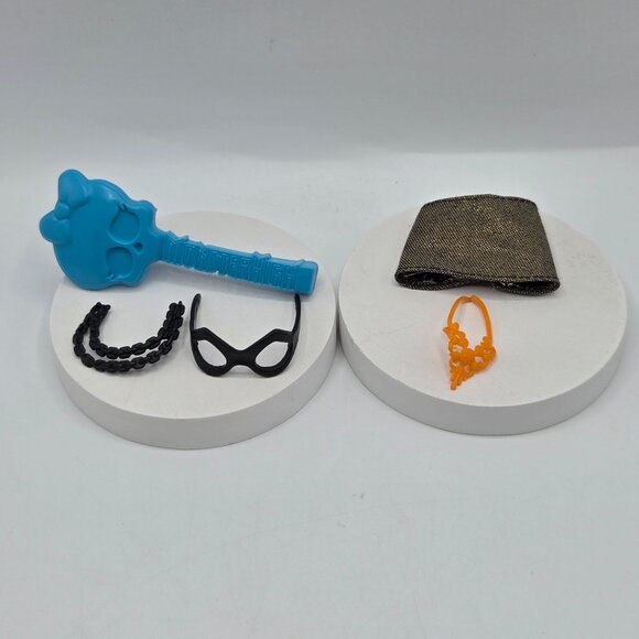 Monster High Doll Accessories Set: Brush Chain Mask Necklace & Fabric - Picture 1 of 4